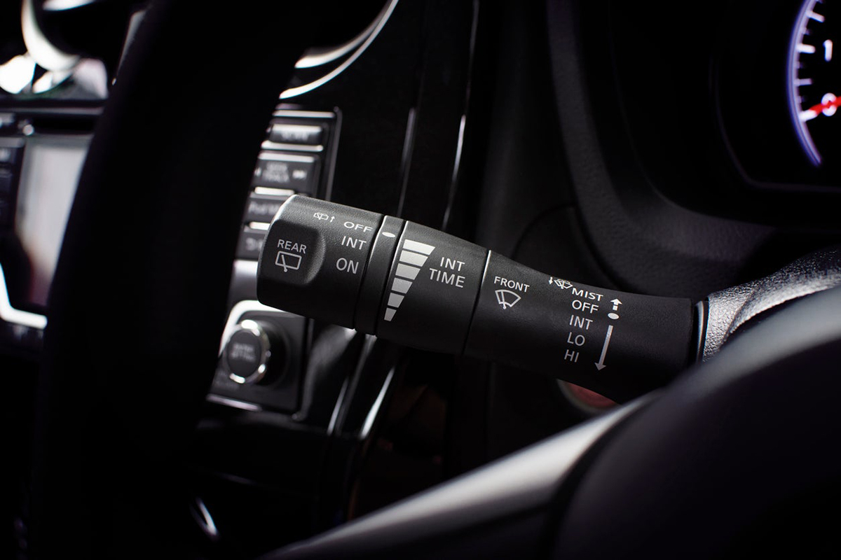Kiểm tra và vận hành lưỡi gạt mưa mới được lắp đặt trên xe Toyota Venza